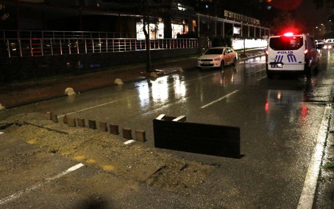 Adana’da Şiddetli Yağıştan Yol Çöktü, Alt Geçitleri Su Bastı