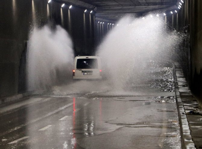 Adana’da Şiddetli Yağıştan Yol Çöktü, Alt Geçitleri Su Bastı