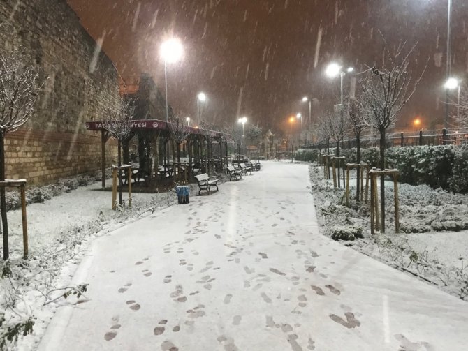 İstanbul’da Beklenen Kar Yağdı Yerler Beyaz Örtüyle Kaplandı