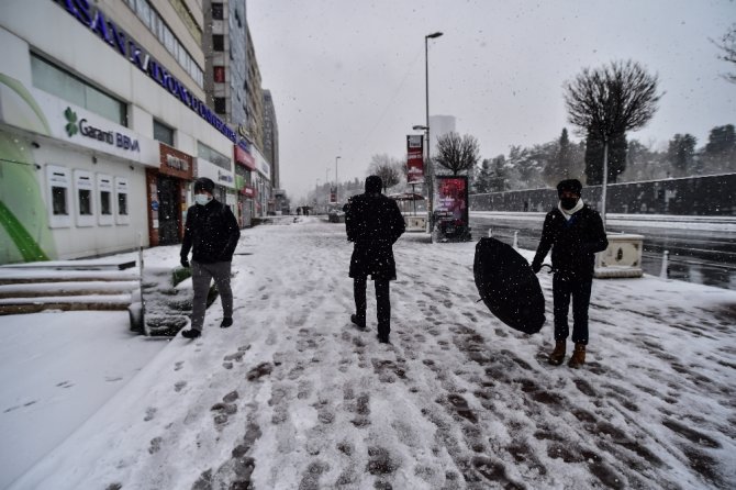 Kar Yağışını Gören Vatandaş: "Allah-u Teala Bereketini Veriyor"