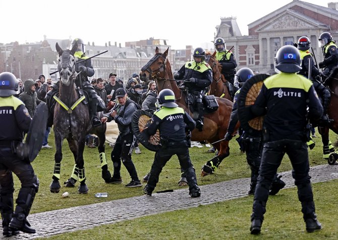 Hollanda’da Binlerce Kişi Covid-19 Kısıtlamalarını Protesto Etti