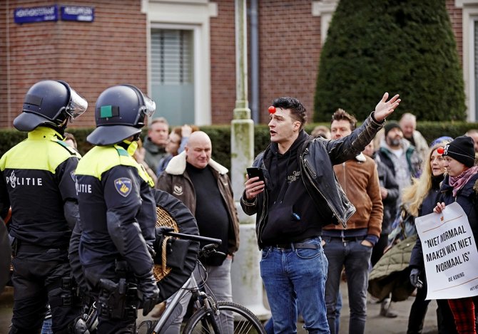 Hollanda’da Binlerce Kişi Covid-19 Kısıtlamalarını Protesto Etti