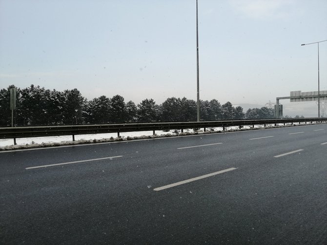 İstanbul’da Kar Yağışı Etkisini Sürdürüyor