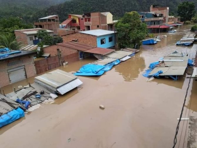 Bolivya’da Şiddetli Yağış Nedeniyle Nehir Taştı