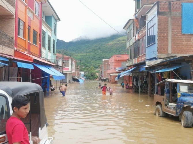 Bolivya’da Şiddetli Yağış Nedeniyle Nehir Taştı