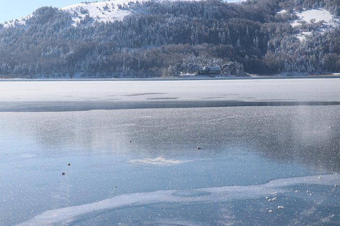 Abant Gölü’nün Yüzeyi Buz Tuttu
