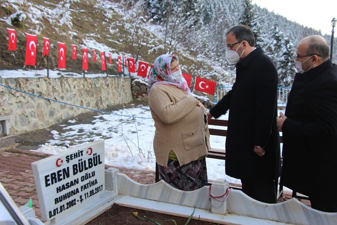 Bakan Kasapoğlu’ndan Eren Bülbül’ün Mezarına Ziyaret