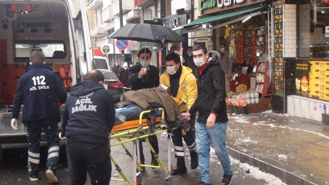 İstanbul’un Göbeğinde Akıl Almaz Olay: Turistin Başına Buz Kütlesi Düştü