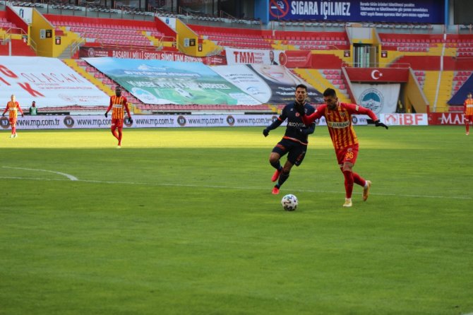 Süper Lig: Kayserispor: 1 - Medipol Başakşehir: 0 (İlk Yarı)