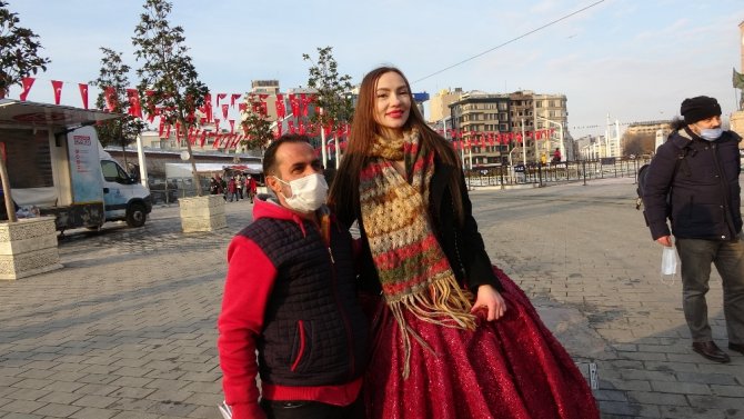 Taksim’de Gözler Ona Çevrildi, Görenler Dönüp Tekrar Tekrar Baktı