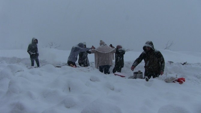 Artvin’de Kar Nedeniyle Yolda Kalan Vatandaşlar Çileyi Eğlenceye Çevirdi