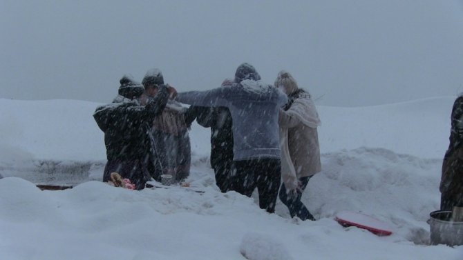 Artvin’de Kar Nedeniyle Yolda Kalan Vatandaşlar Çileyi Eğlenceye Çevirdi