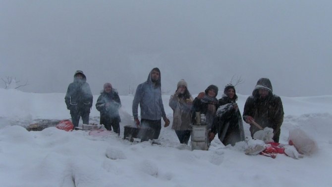 Artvin’de Kar Nedeniyle Yolda Kalan Vatandaşlar Çileyi Eğlenceye Çevirdi