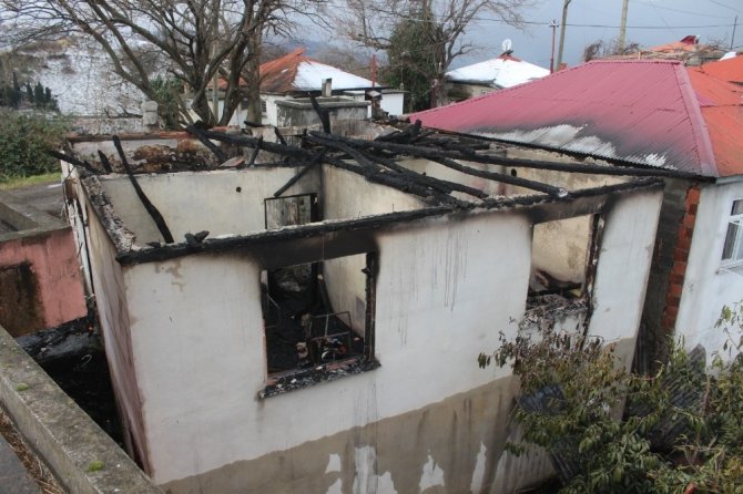 Giresun’da Çıkan Yangında Yaşlı Adamı Komşuları Kurtardı