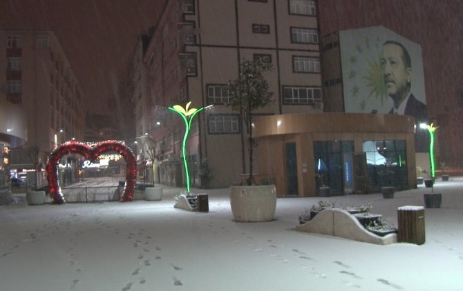 Gece Başlayan Kar Yağışı Şehir Merkezini Beyaza Bürüdü