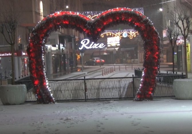 Gece Başlayan Kar Yağışı Şehir Merkezini Beyaza Bürüdü