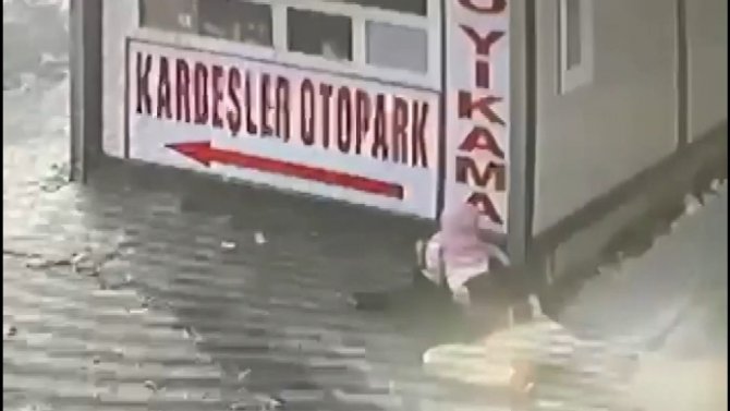 Bursa’da Buzlu Yolda Kayarak Düşen Baba Kucağındaki Çocuğunu Böyle Korudu