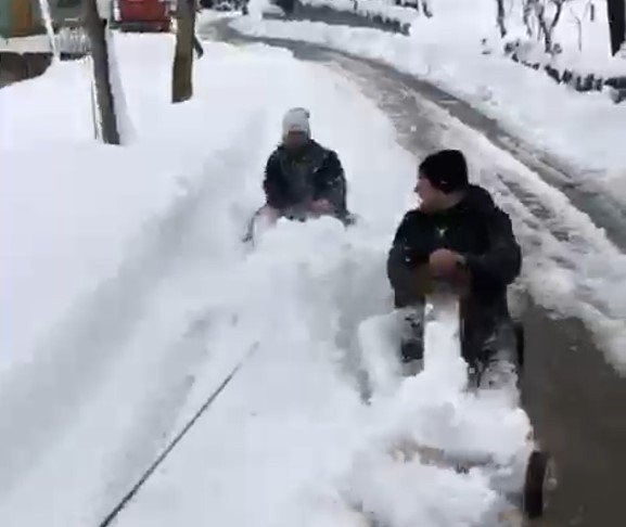 Rize’de Tahta Arabalarını İple Kamyonete Bağlayan 2 Kafadar Kar Keyfini Böyle Yaşadı