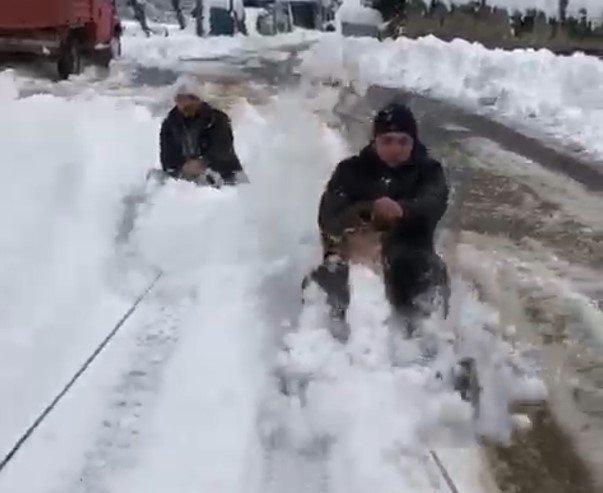 Rize’de Tahta Arabalarını İple Kamyonete Bağlayan 2 Kafadar Kar Keyfini Böyle Yaşadı