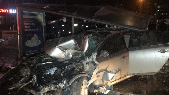Bursa’da Sürücü Kontrolü Kaybetti, İlk Önce İşçi Servisine Ardından Durağa Girdi:1 Ölü, 4 Yaralı