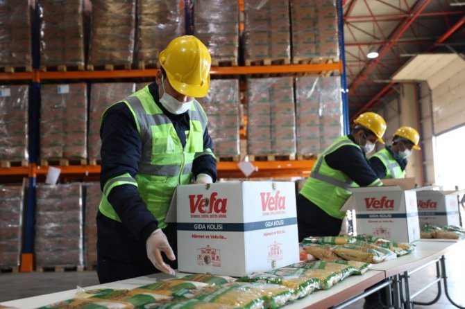 150 Bin Gıda Kolisi Hazırlandı, İlk Teslimatı Vali Yerlikaya Yaptı