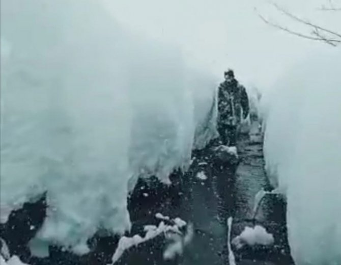 Köy Sakinleri İnsan Boyunu Aşan Kardan Dolayı Evlerine Hapsoldu