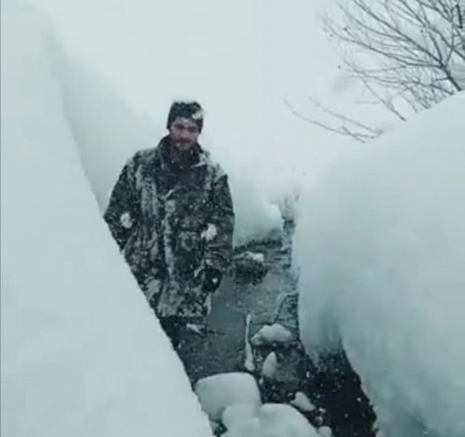 Köy Sakinleri İnsan Boyunu Aşan Kardan Dolayı Evlerine Hapsoldu