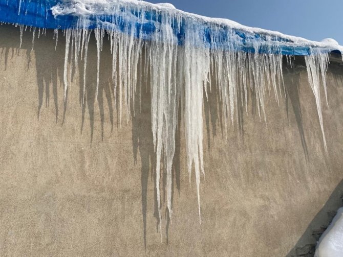 Eksi 32 Derecede Çamaşırlar Dondu, Evler Dev Buz Sarkıtlarının Altında Kaldı