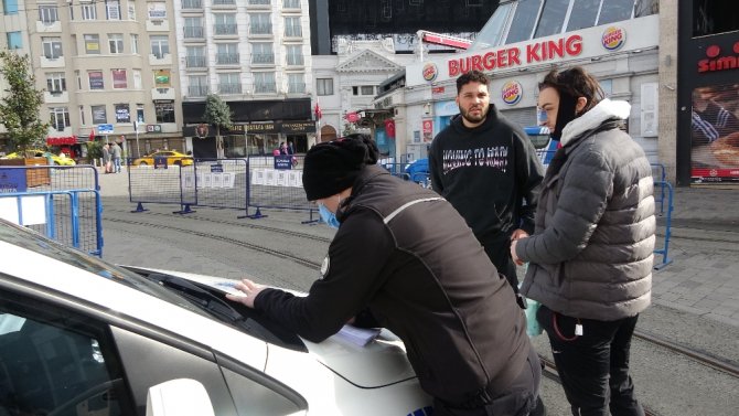Taksim’de Sokağa Çıkma Kısıtlamasında Bu Kez Turistlere Ceza Yağdı