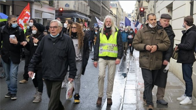 Paris’te Sol Sendikalar Şirketlerin İşçi Çıkarmasını Protesto Etti
