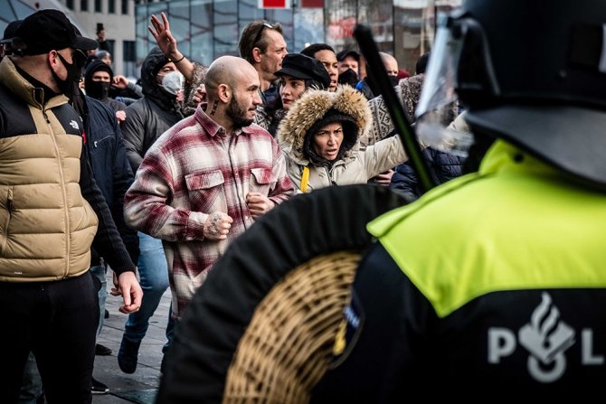 Hollanda’da Covid-19 Kısıtlamaları Karşıtı Protesto: 30 Gözaltı