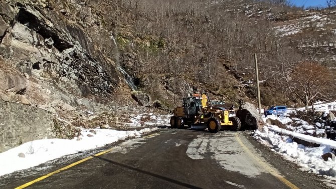 Dev Kaya Karayoluna Düştü İki İş Makinesi Zor Kaldırdı