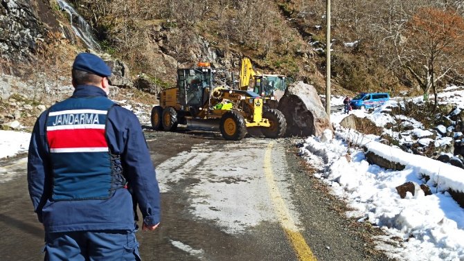Dev Kaya Karayoluna Düştü İki İş Makinesi Zor Kaldırdı
