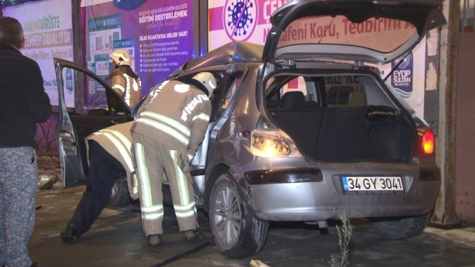 Kontrolden Çıkan Otomobil Reklam Panolarına Çarparak Durdu: 2 Yaralı