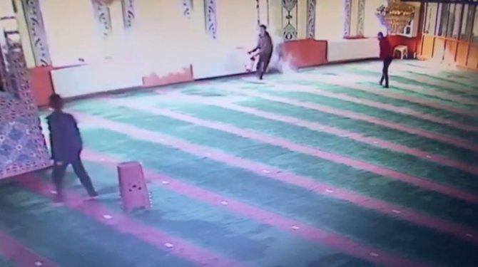 Camiye Giren 5 Çocuk Yangın Tüpü Sıktı, Malzemelere Zarar Verdi