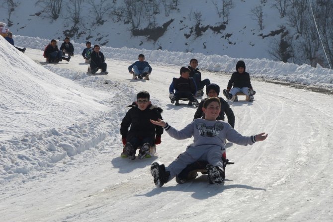 Trafiğe Kapalı Yol Kayak Pisti Oldu, Çocuklar Babalarıyla Doyasıya Eğlendi