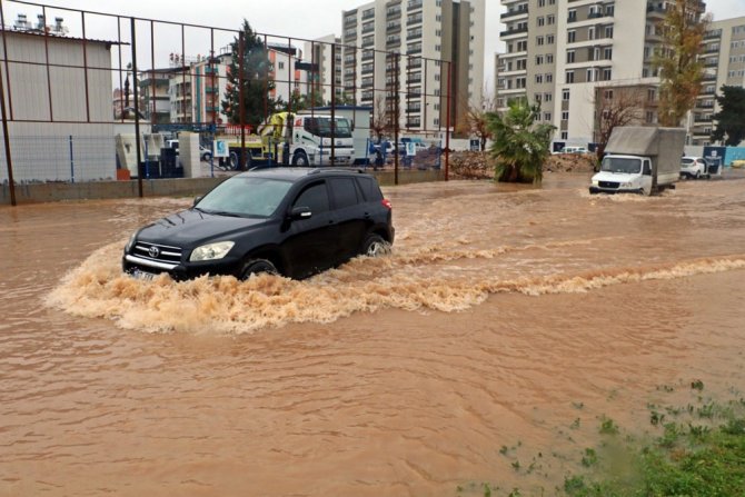 Antalya’da Yollar Göle Döndü, Sürücüler Mahsur Kaldı