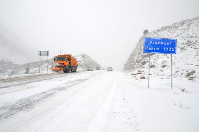 Antalya-konya Karayolunda Kar Kalınlığı 10 Santimetreye Ulaştı