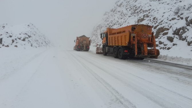 Antalya-konya Karayolunda Kar Kalınlığı 10 Santimetreye Ulaştı