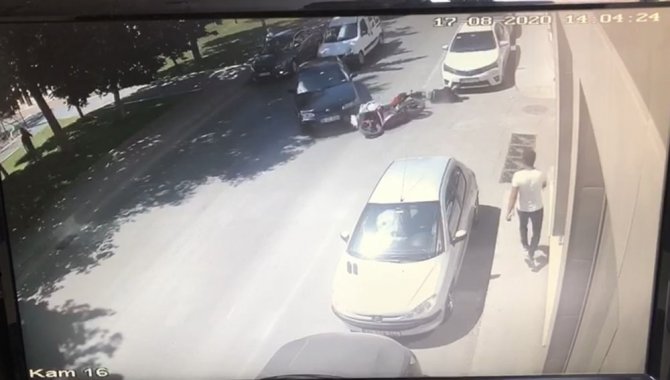 Beyoğlu’nda Motosikletlinin Metrelerce Sürüklendiği Kaza Kamerada