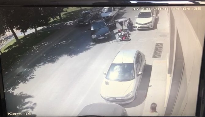 Beyoğlu’nda Motosikletlinin Metrelerce Sürüklendiği Kaza Kamerada