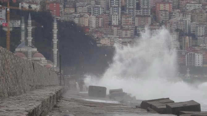Zonguldak’ta Dalgalar 7 Metrelik İstinat Duvarını Aştı