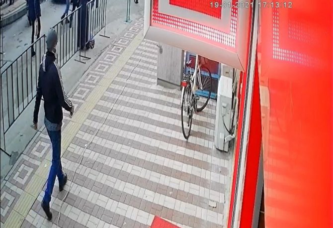 Bursa’da Bisiklet Hırsızlığı Güvenlik Kamerasına Yansıdı