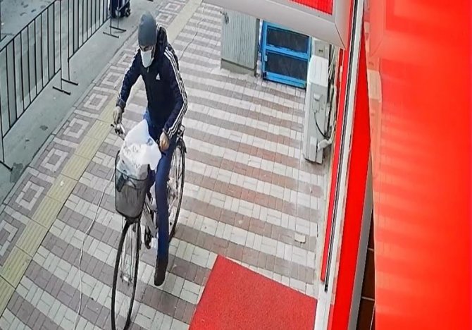 Bursa’da Bisiklet Hırsızlığı Güvenlik Kamerasına Yansıdı