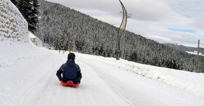 Giresun’un Kümbet Yaylasında Kızakla Kayak Heyecanı