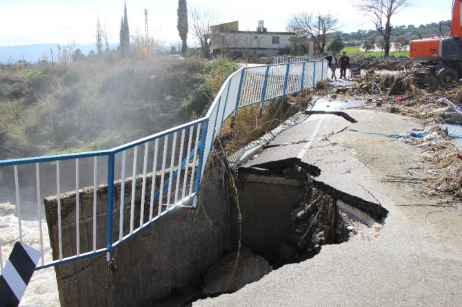 Hatay’da Aşırı Yağışta Köprü Çöktü