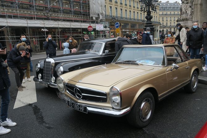 Paris’te 700 Klasik Araba, Geleneksel Sokak Turuna Çıktı