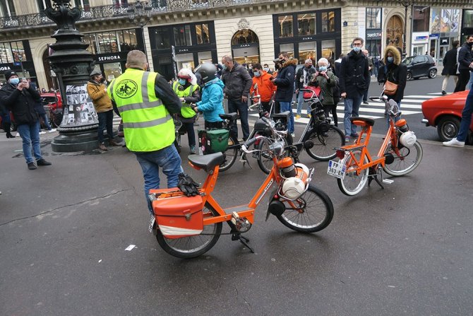 Paris’te 700 Klasik Araba, Geleneksel Sokak Turuna Çıktı