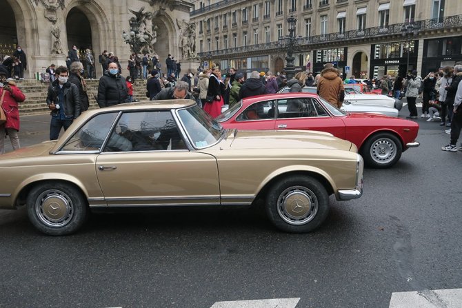 Paris’te 700 Klasik Araba, Geleneksel Sokak Turuna Çıktı