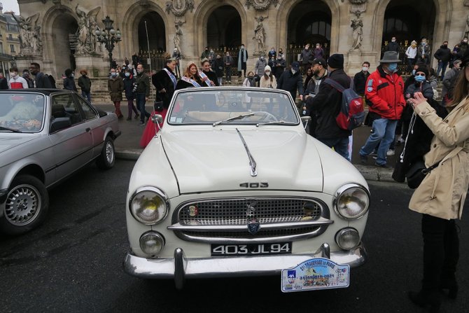 Paris’te 700 Klasik Araba, Geleneksel Sokak Turuna Çıktı